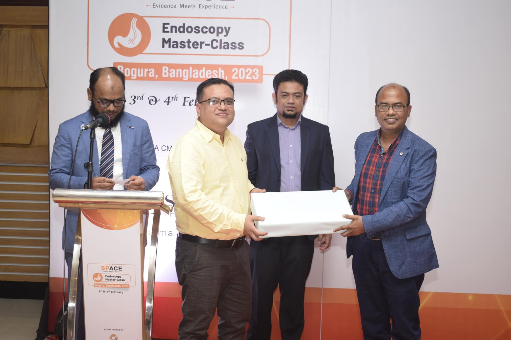 প্রোগ্রামে সম্মাননা প্রদানের মুহূর্ত